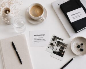 Foto mit Blick auf Schreibtisch mit Kaffee, Notizbuch und Deko